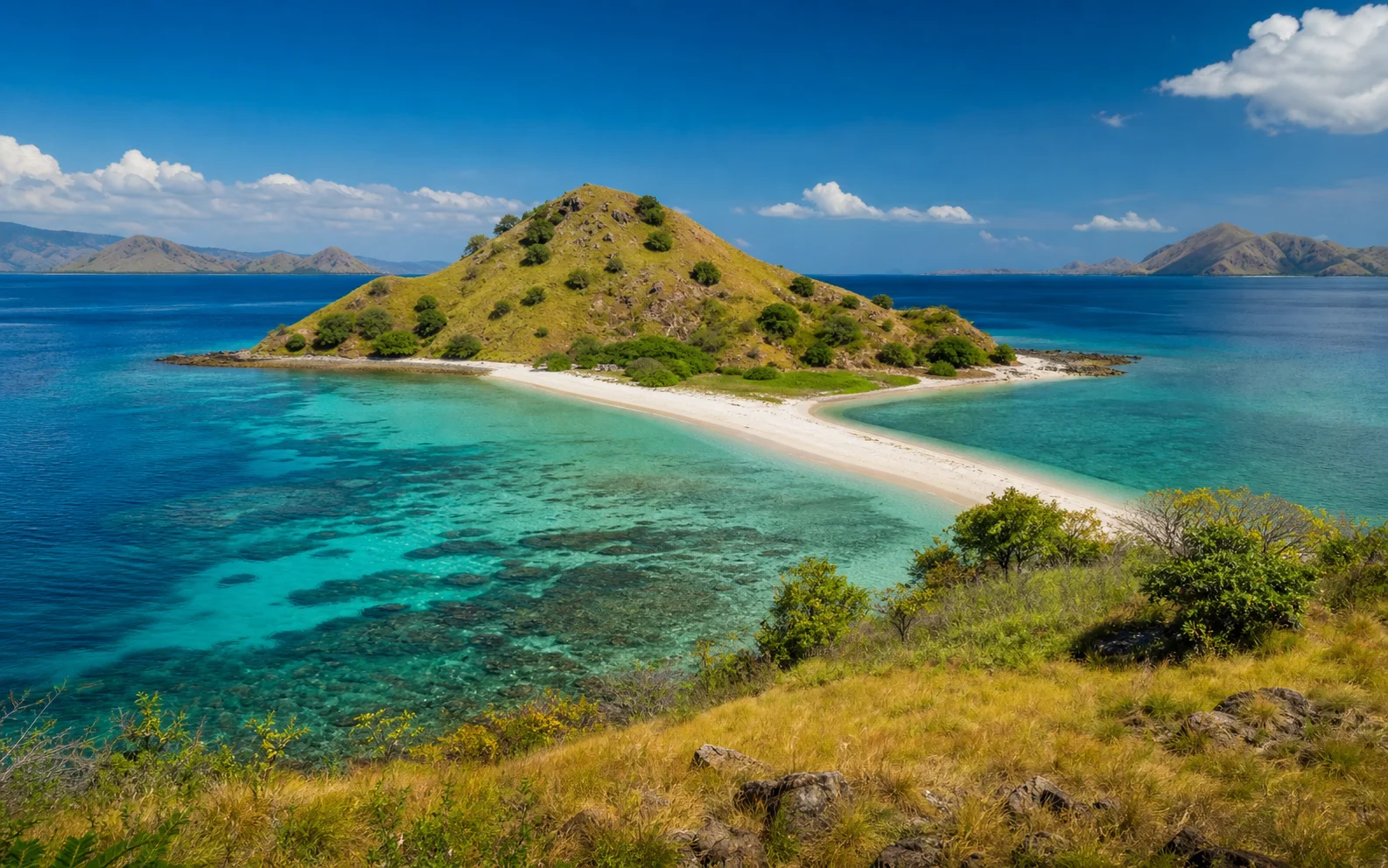 Pulau Kanawa dalam itinerary One-Day Komodo
