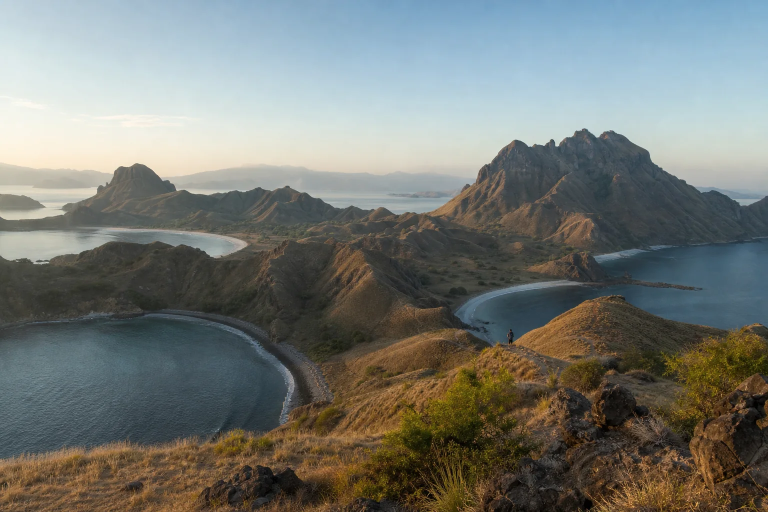 Panorama Pulau Padar di Taman Nasional Komodo