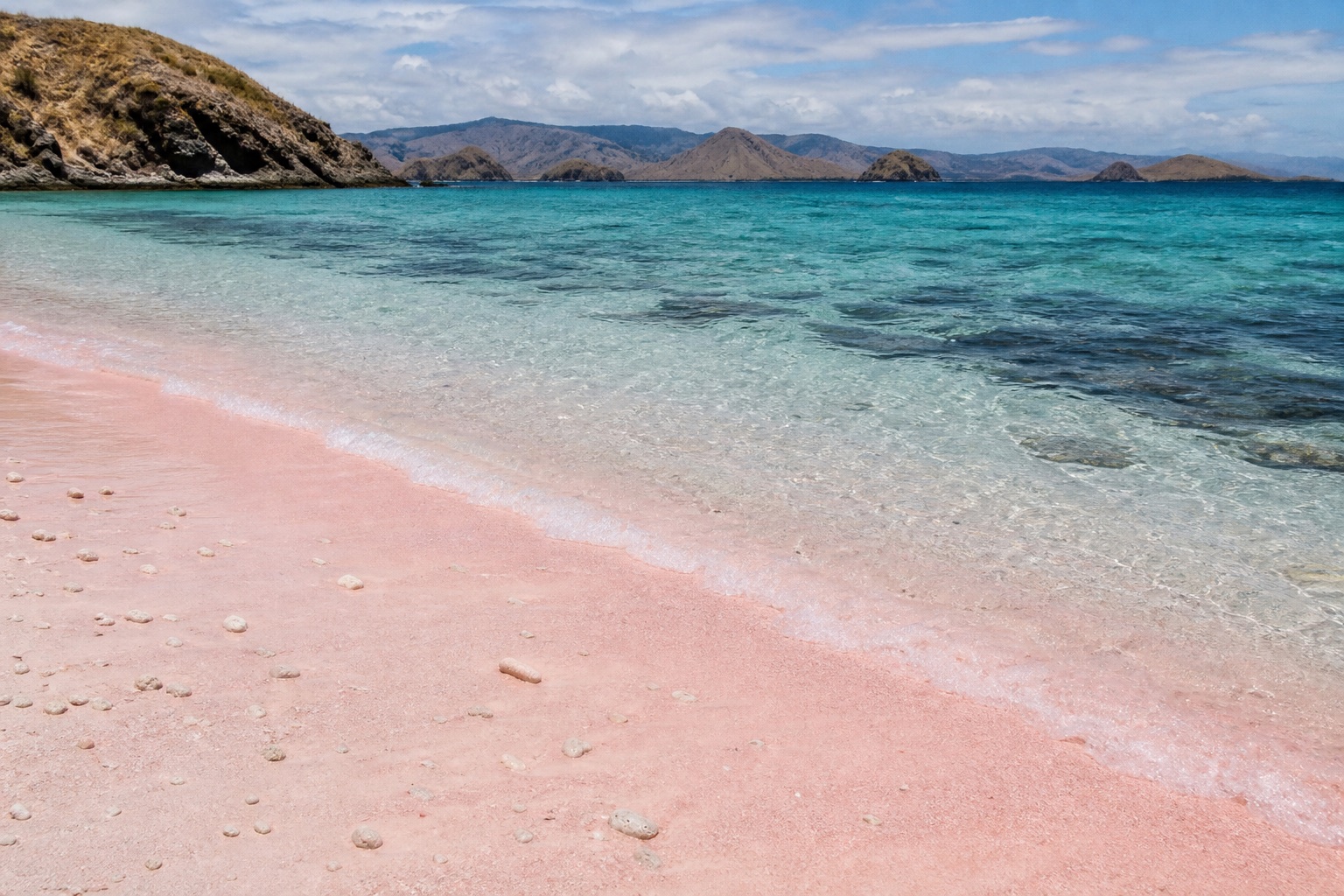 Visual editorial rona pasir dan air Pantai Pink Komodo