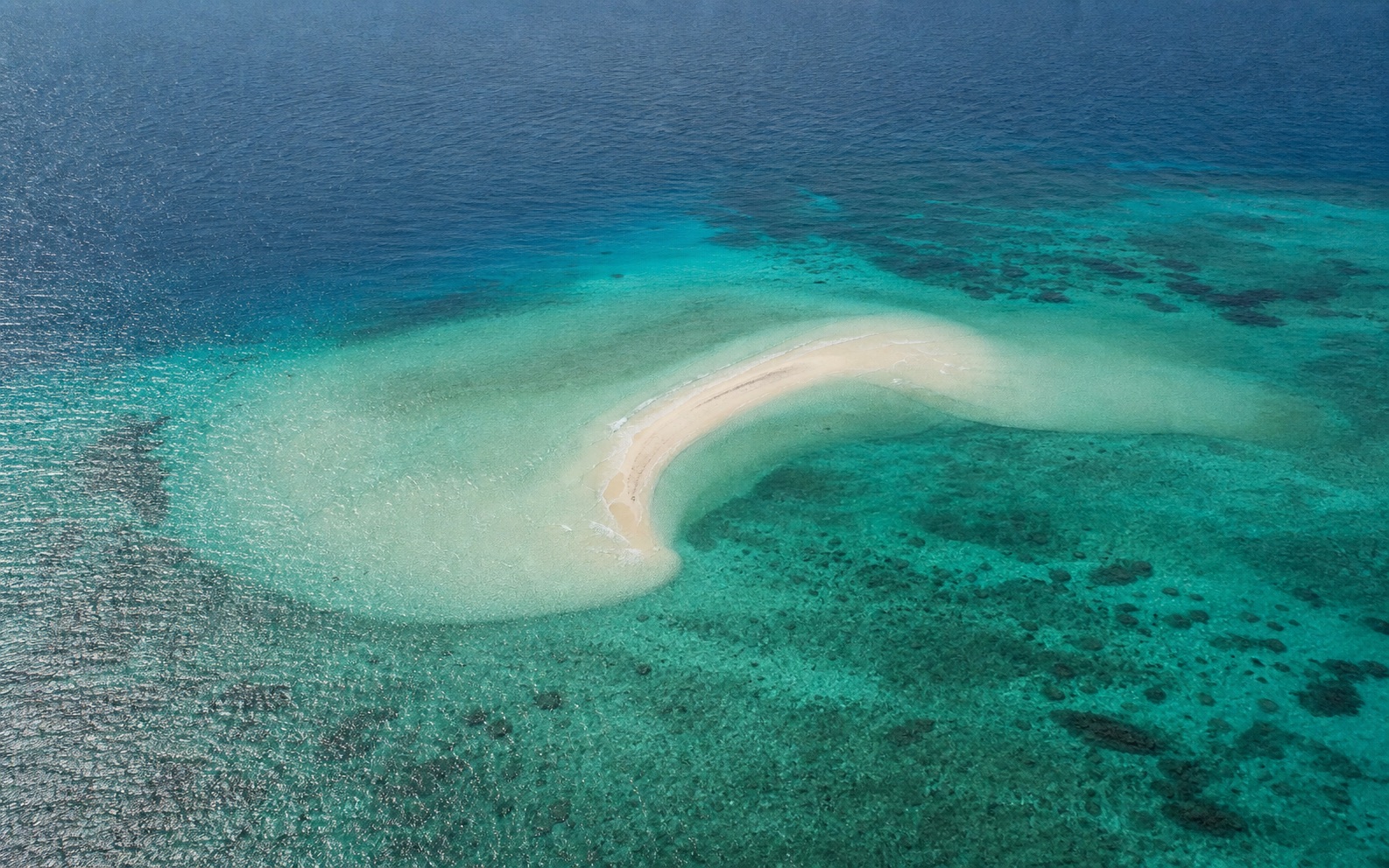 Visual editorial sandbar Taka Makassar dari udara