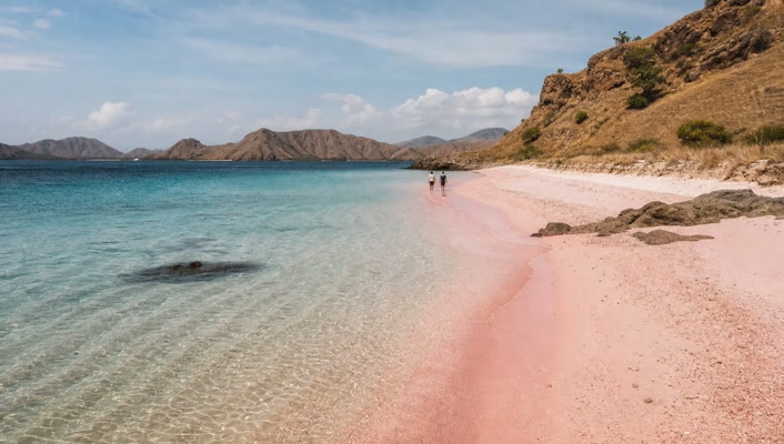 Pantai Pink dan perairan di sekitarnya