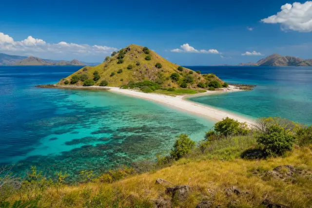Pulau Kanawa dalam itinerary One-Day Komodo